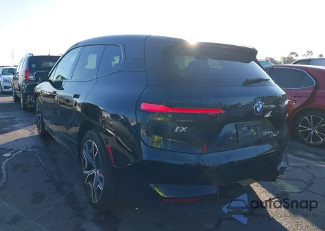 2024 BMW Ix xDrive50 z USA, uszkodzony, nr VIN WB523CF00RCP23489